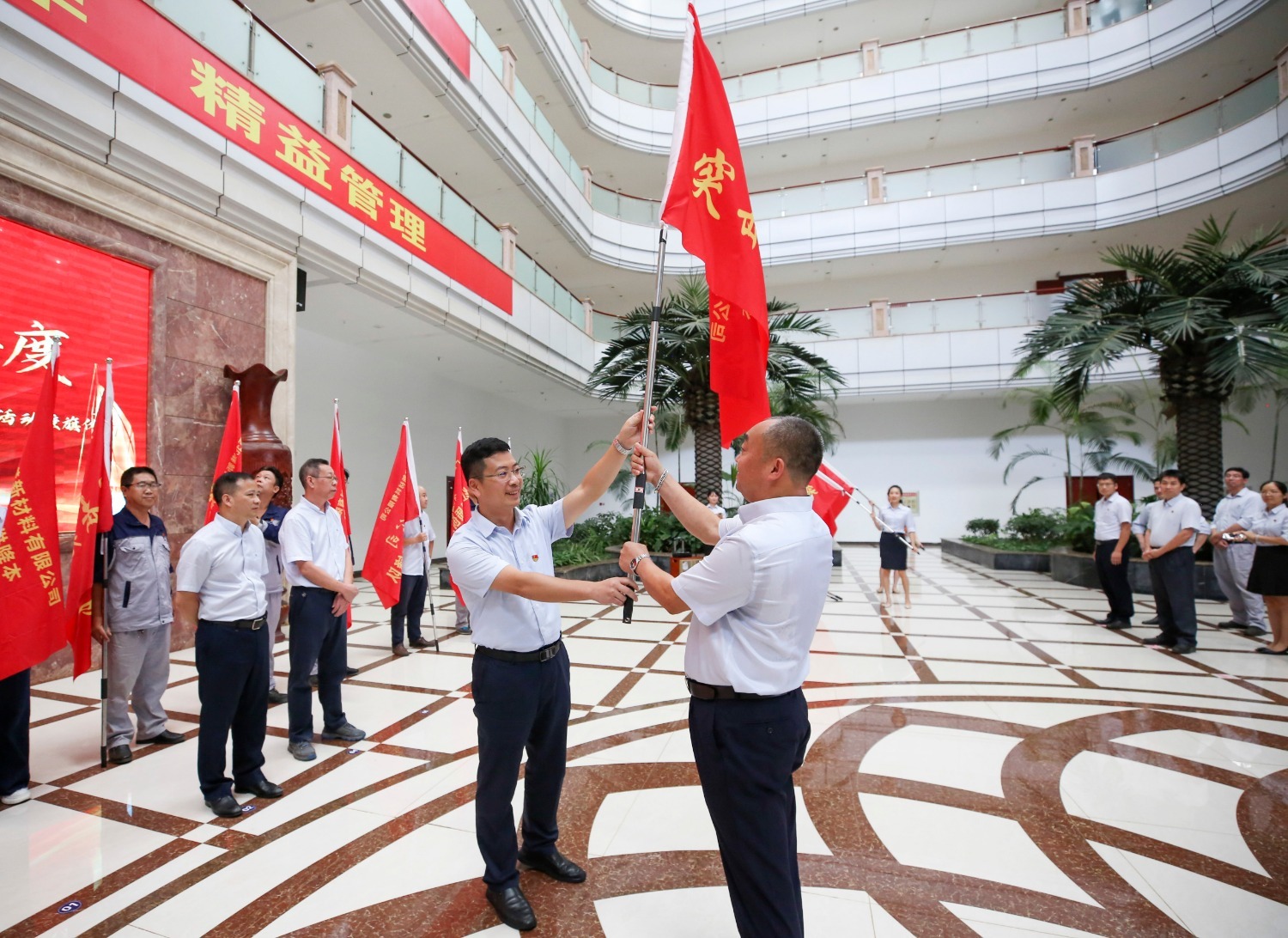 图为北港新材料2021年开展“百日攻坚 奋战四季度”授旗仪式现场。(刘臣东摄).jpg 图为北港新材料2021年开展“百日攻坚 奋战四季度”授旗仪式现场。(刘臣东摄).jpg