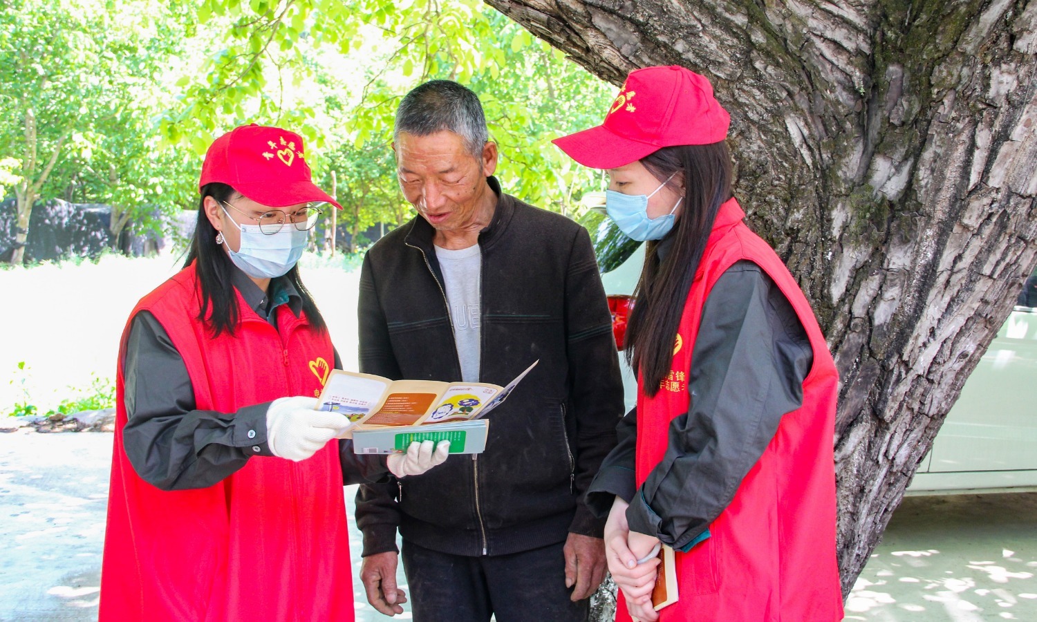 近期,国网卢氏县供电公司组织20余名志愿者到结对帮扶村卢氏县五里川镇南峪沟村开展志愿服务活动,助力乡村振兴。.jpg 近期,国网卢氏县供电公司组织20余名志愿者到结对帮扶村卢氏县五里川镇南峪沟村开展志愿服务活动,助力乡村振兴。.jpg