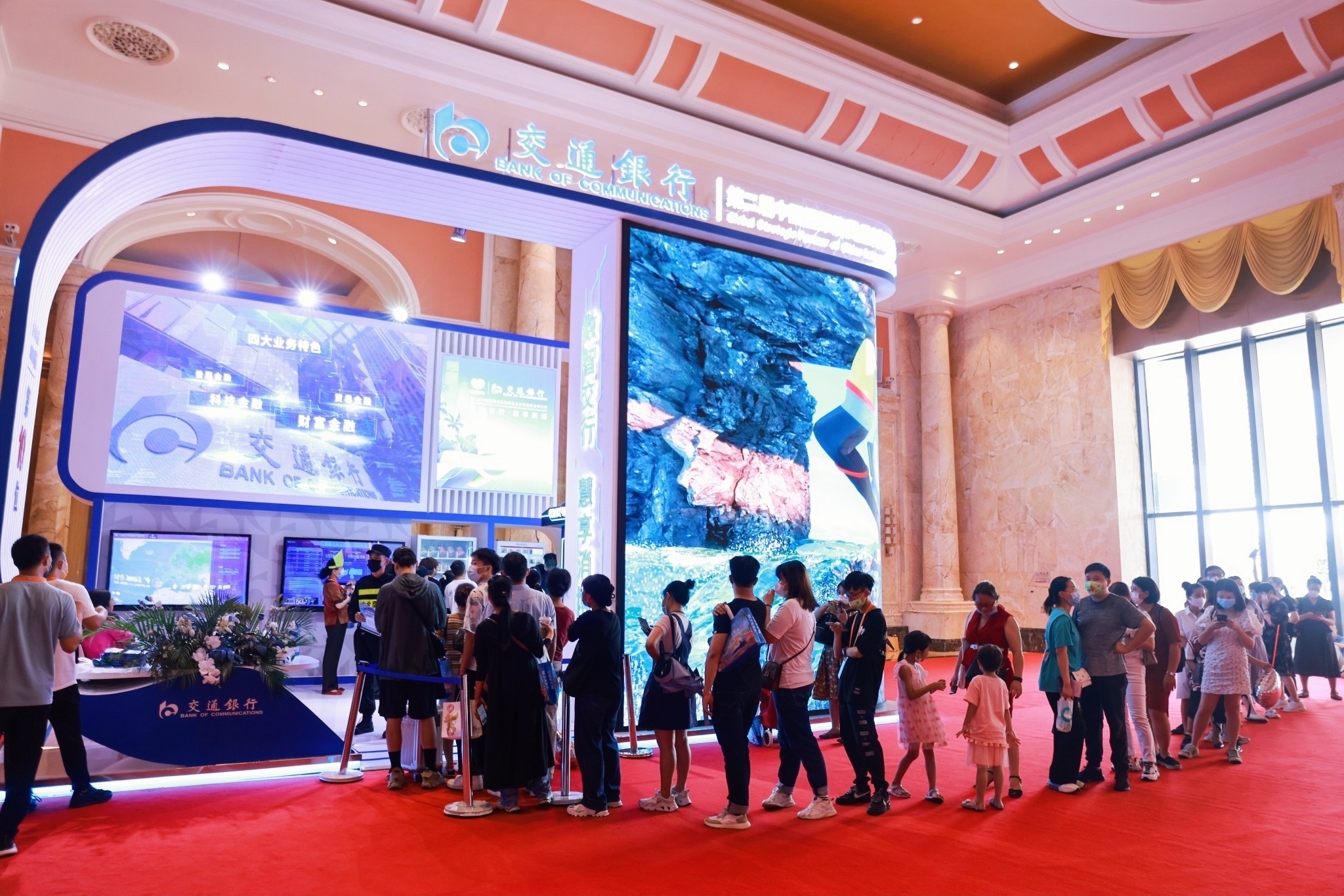 交通银行主展馆吸引大量消费者驻足.JPG 交通银行主展馆吸引大量消费者驻足.JPG
