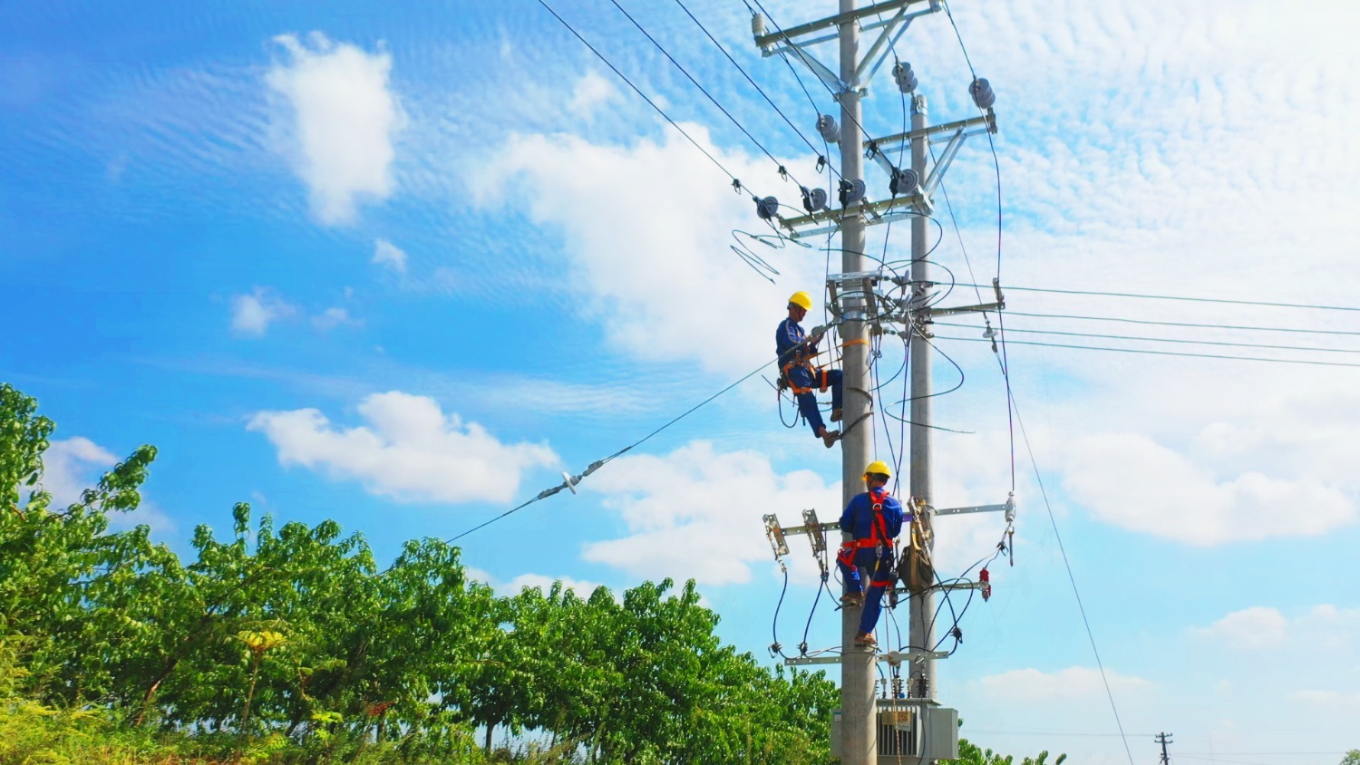 国网重庆市北供电公司正在上古农耕体验园内进行增容改造2。.bmp 国网重庆市北供电公司正在上古农耕体验园内进行增容改造2。.bmp