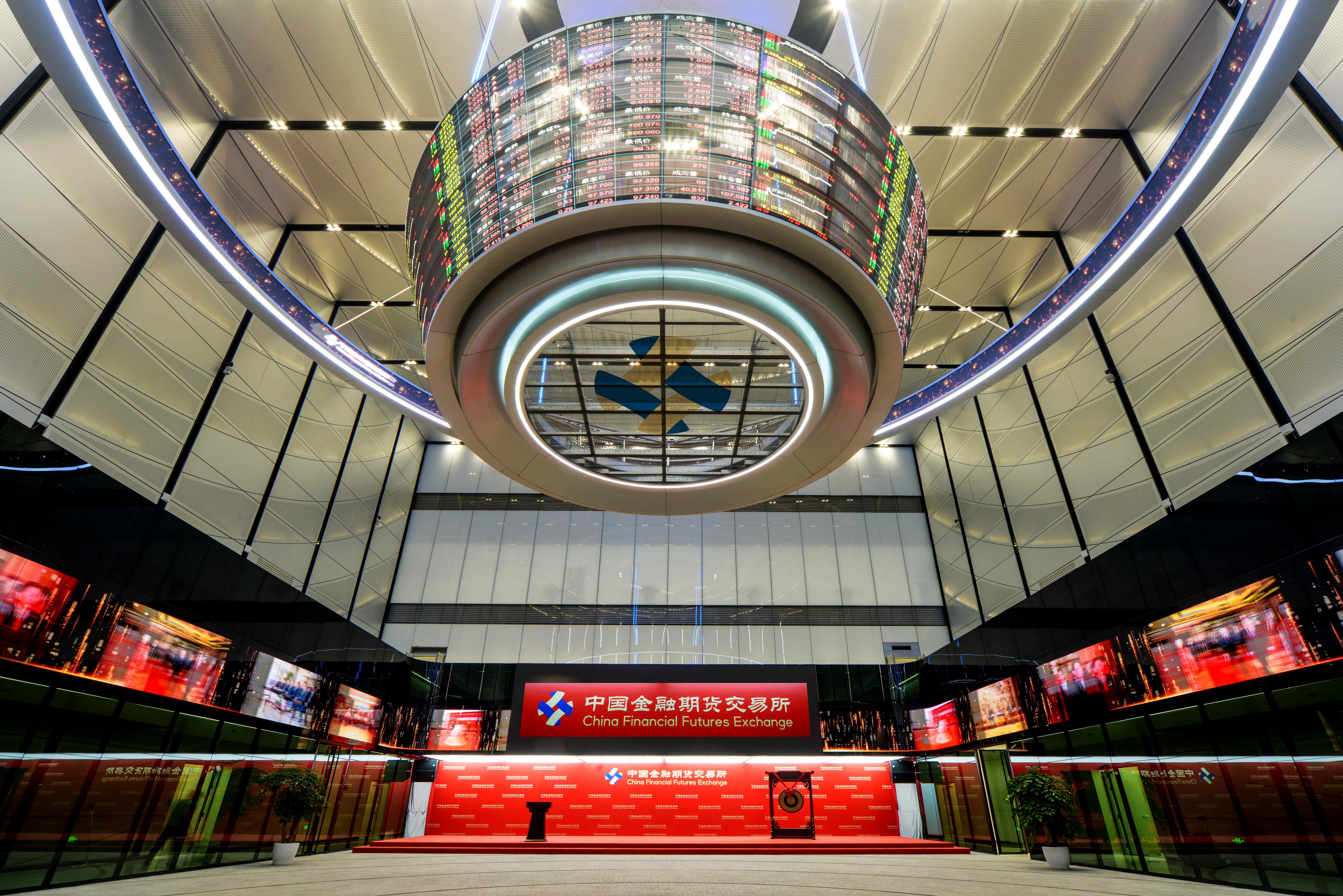 中金所努力完善权益,利率,外汇三条产品线,图为中金所交易大厅