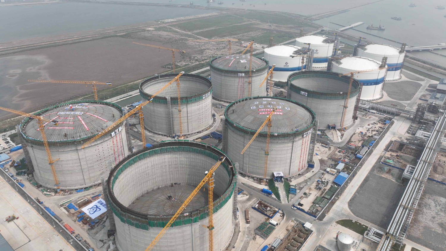 中国海油3座单罐容量27万方液化天然气储罐同步升顶 - 中国金融信息网