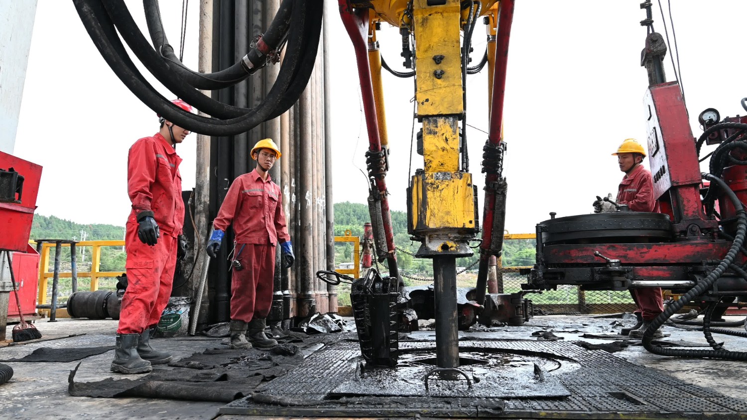 涪陵页岩气田钻井工人严阵以待安全施工（李占军摄）.jpg