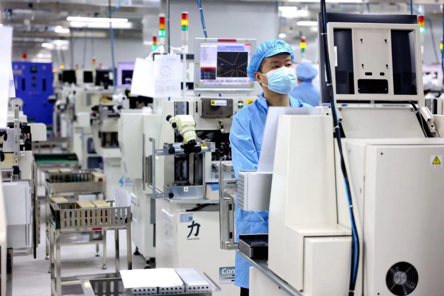 11月1日安徽禹芯半导体科技有限公司员工操作焊线机。（刘晨 图）.png