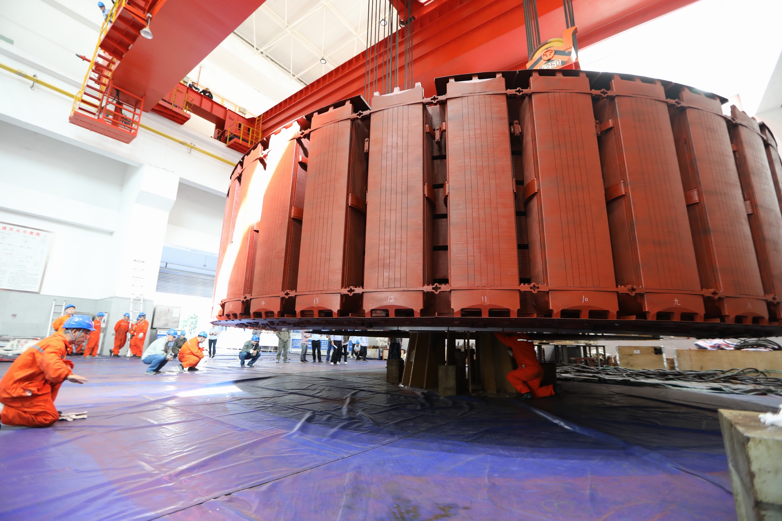 浙能北海水电公司精心检修滩坑水电站2号机组，图为450吨重的发电机转子平稳吊装就位于检修平台上。 范有理 摄 