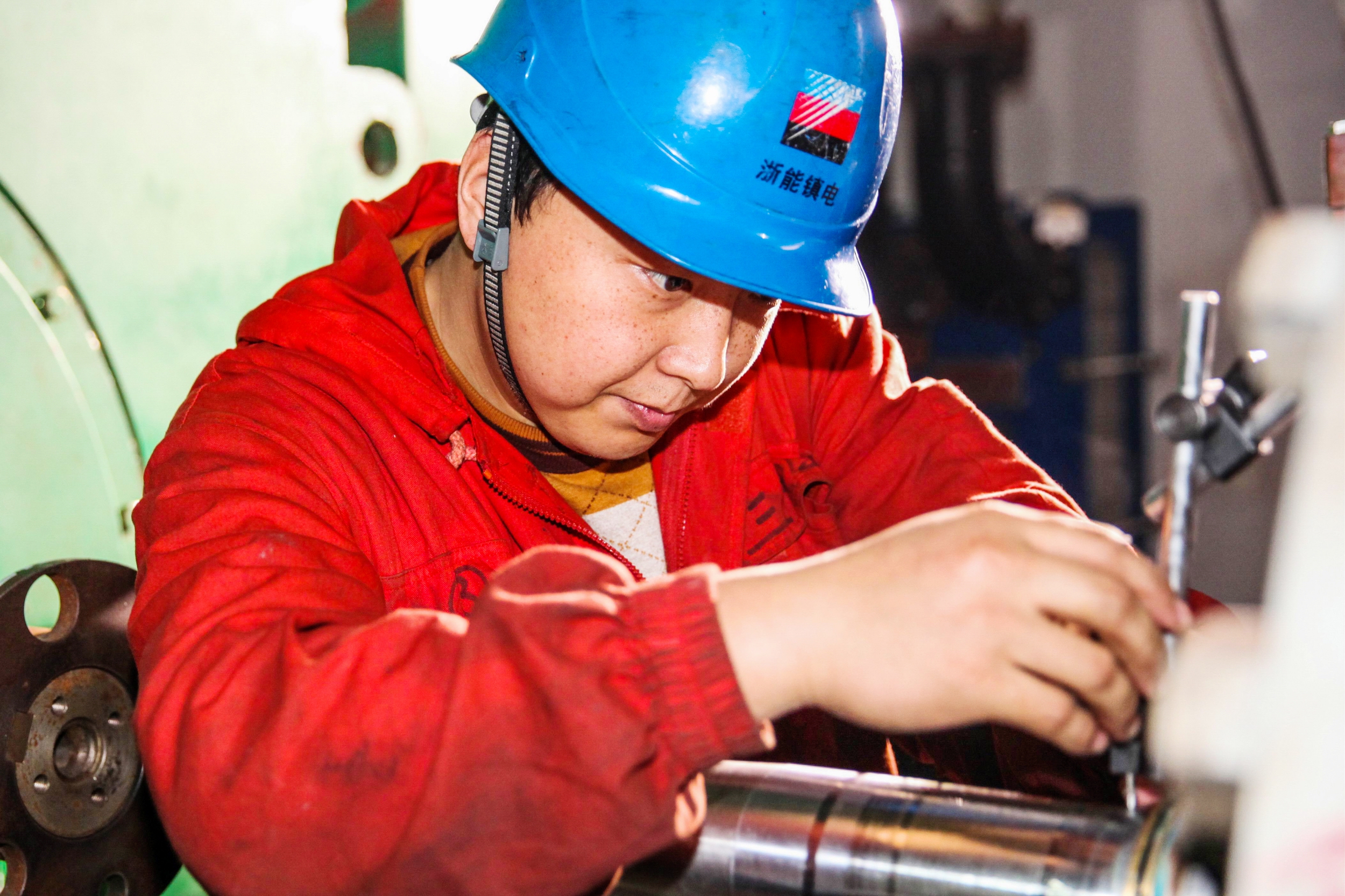 浙能工程技术公司负责汽机辅机检修的高建波正在镇海电厂1号机组进行水泵找中心作业。王洋  摄