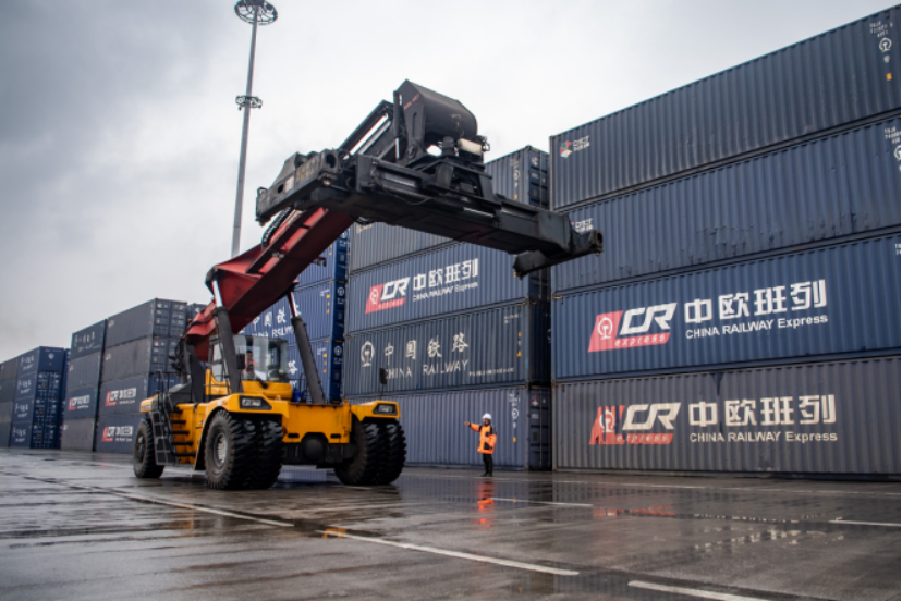 6 中欧班列起点联合巡逻队成员在重庆团结村中心站货场对作业车辆进行现场指挥。新华社记者 唐奕 摄.png