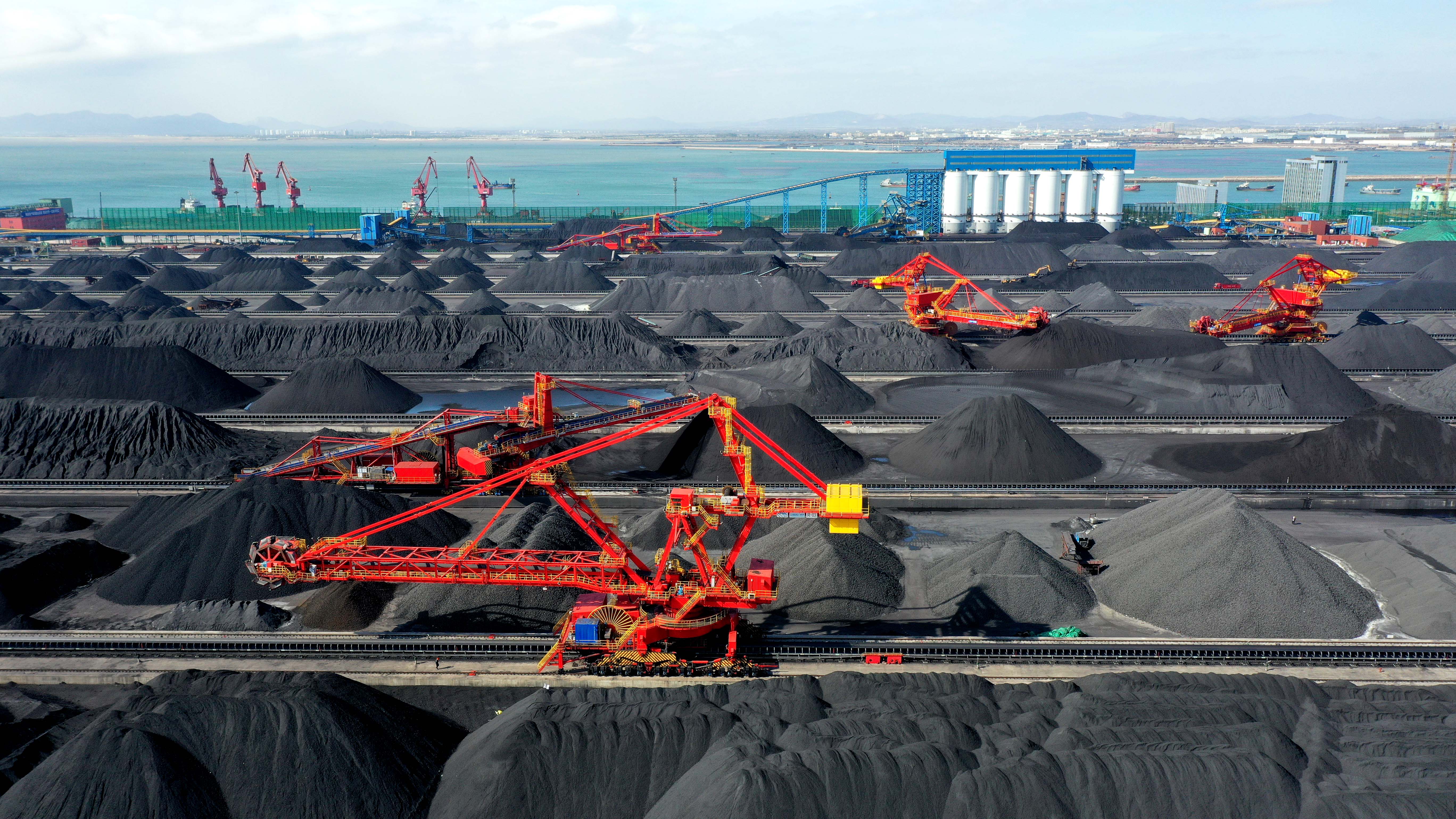 3 在山东港口日照港大宗干散货智慧绿色示范作业区，堆取料机忙碌堆取煤炭。新华社记者 郭绪雷 摄.jpg