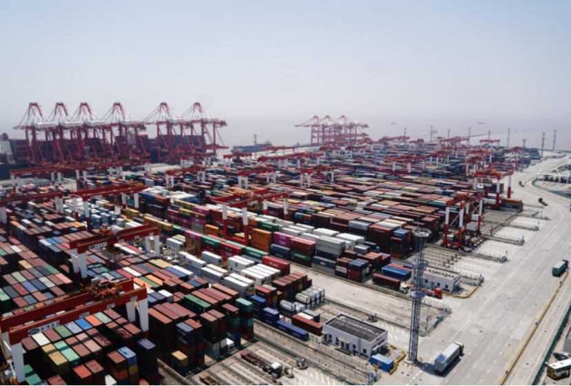 1 上海国际航运中心：韧性十足破浪前行。新华社记者 丁汀 摄.png