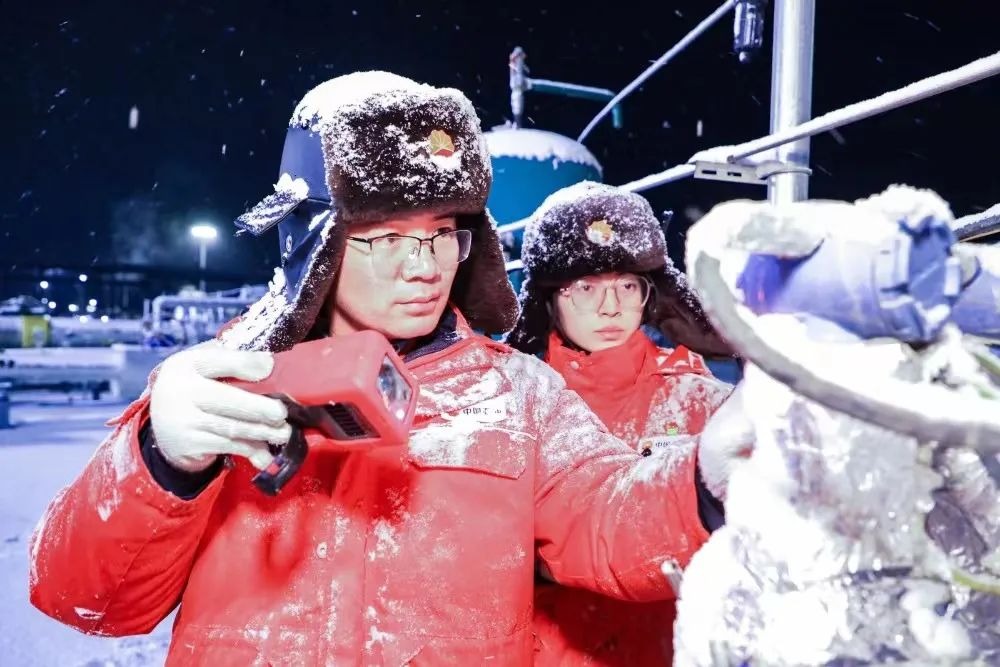 中国石油塔里木油田克深5集气干线雪夜巡检 唐龙 摄.jpg