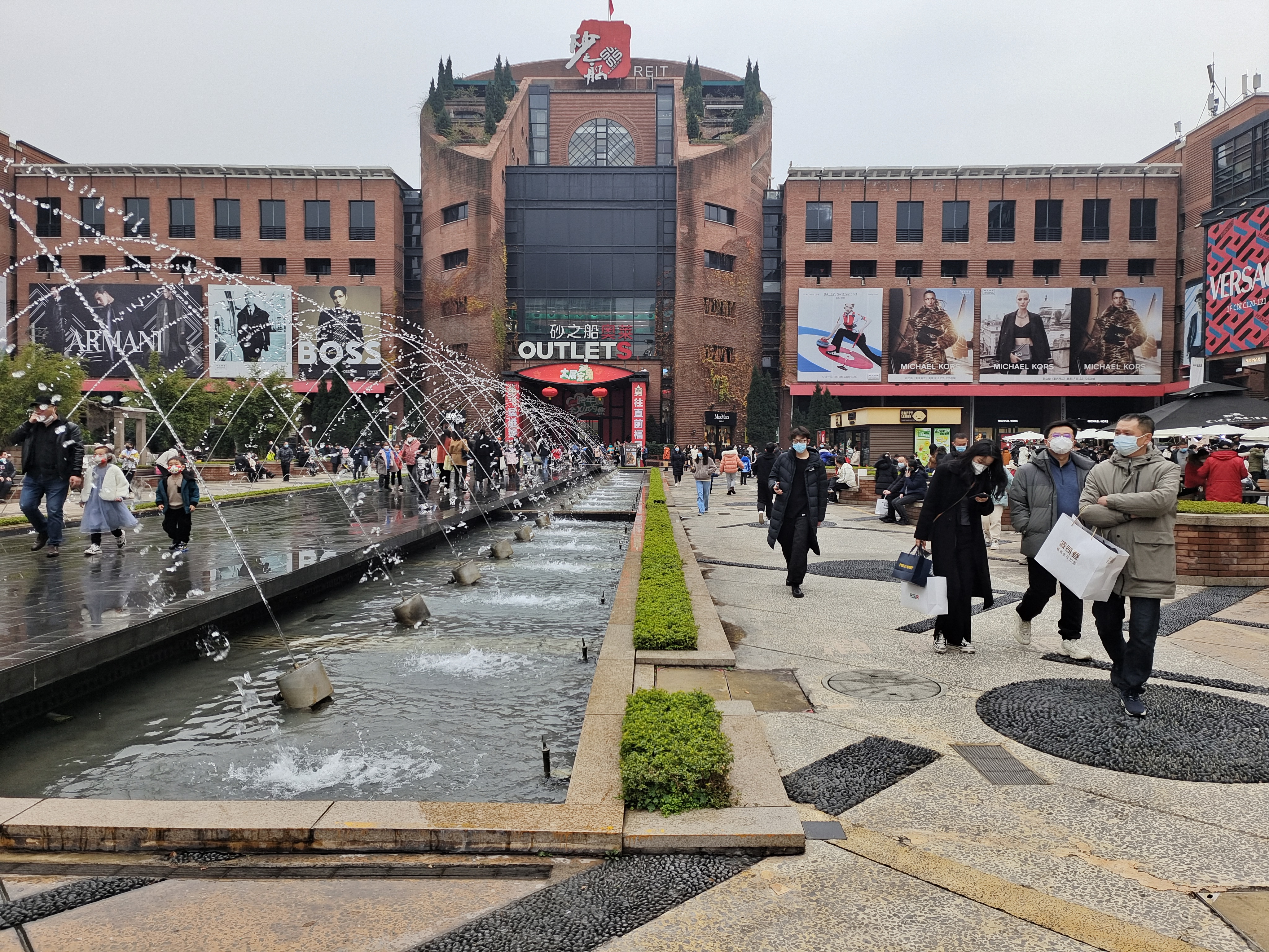 元旦假期,很多重庆市民来砂之船奥特莱斯商场购物休闲