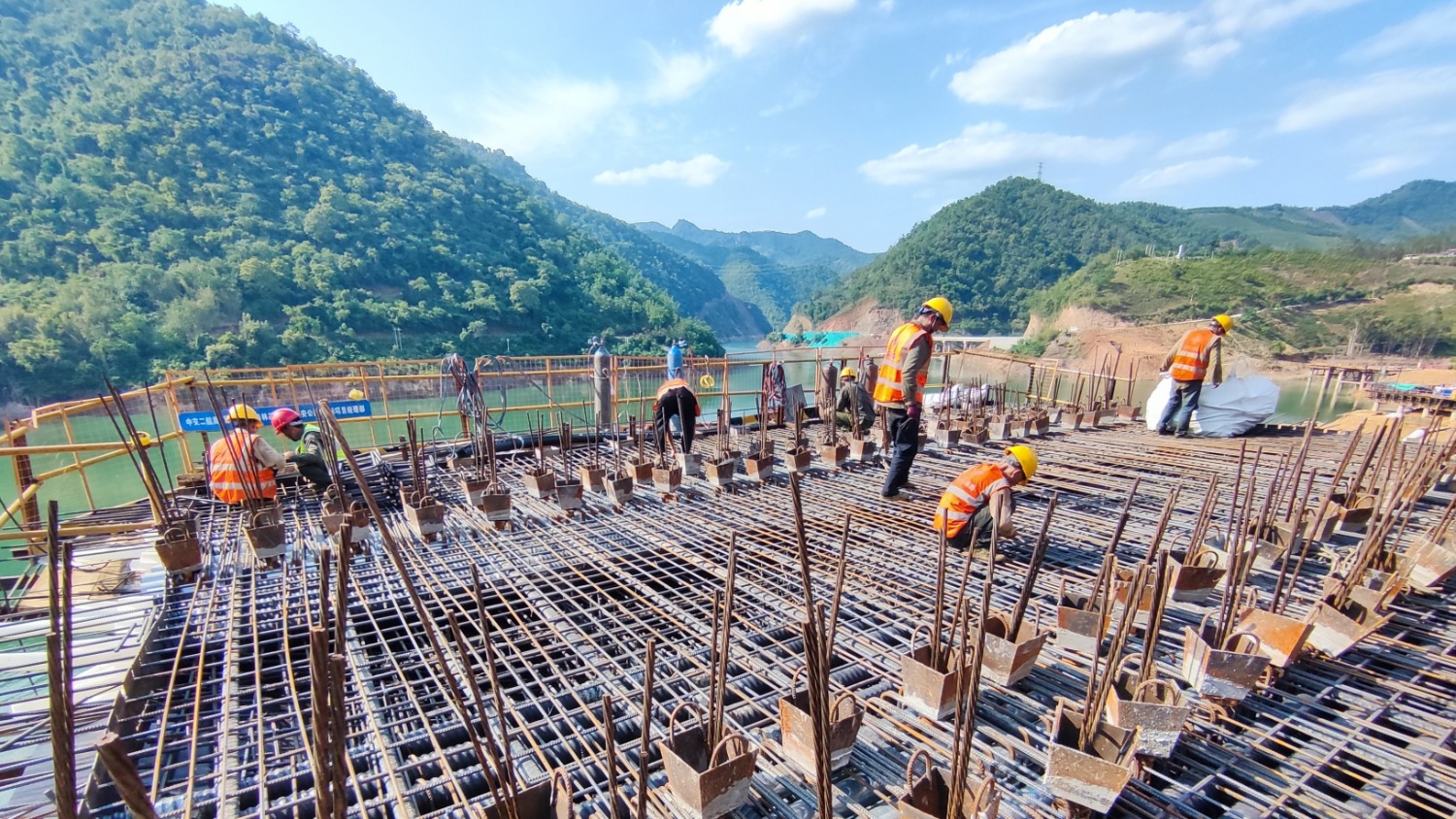 3.八渡三号特大桥2#墩0#块顶板钢筋绑扎（王桂龙摄）.jpg